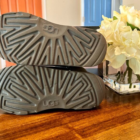 Toddler/Girls/Kids Grey UGG Australia Short Boots Size 1 Retail $130 - Picture 6 of 7